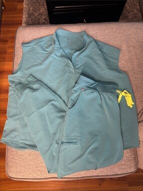 Figs Rafaela Tunic Scrub Top and High Waisted Zamora Jogger Scrub Pants